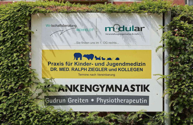Praxisschild der Kinderärzte Mondstraße